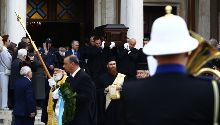 Η σορός του αείμνηστου Αρχιεπισκόπου Αναστασίου βγαίνει από τον Μητροπολιτικό Ναό Αθηνών. Φωτογραφία: orthodoxianewsagency