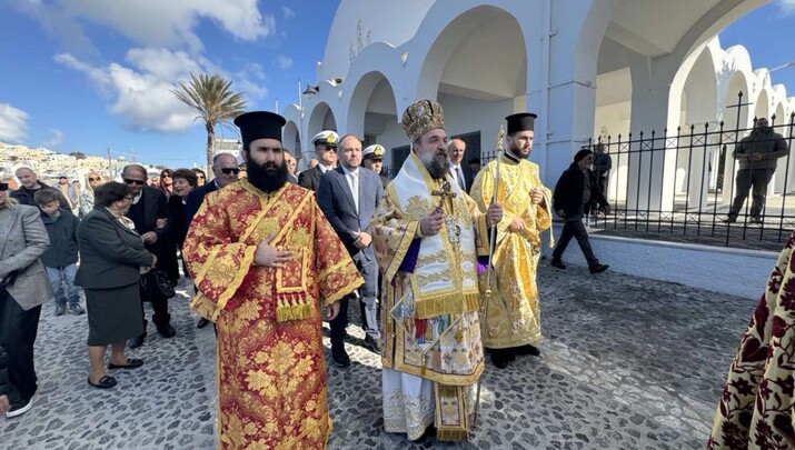 Δέηση του μητροπολίτη στη Σαντορίνη για τους σεισμούς και η λιτάνευση της εικόνας της Υπαπαντής