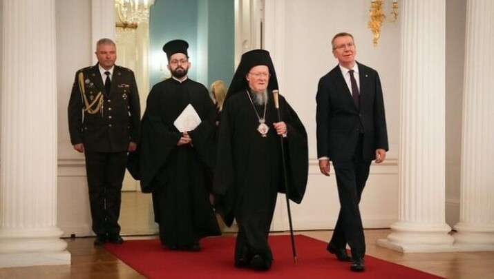 Ο Πατριάρχης Βαρθολομαίος με τον ομοφυλόφιλο Πρόεδρο. Φωτογραφία: Ilmars Znotins