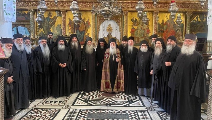 Ο Νέος Ηγούμενος με την αδελφότητα της Μονής. Φωτογραφία: Romfea.gr
