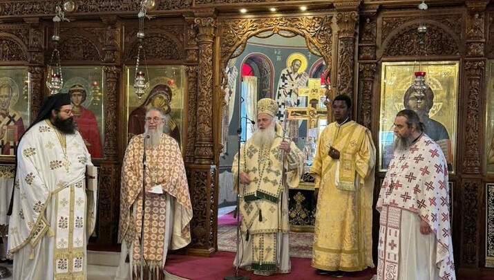 Ο Μητροπολίτης Κινσάσας τέλεσε την Θεία Λειτουργία στον κατάμεστο ενοριακό ναό των Γιαννιτσών. Φωτογραφία: Romfea.gr