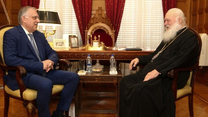 Στυγμιότυπο από τη συνάντηση του Αρχιεπισκόπου με τον Υπουργό Ανάπτυξης Παναγιώτη Θεοδωρικάκο. Φωτογραφία: Εκκλησία της Ελλάδος