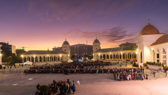 Πλήθος πιστών έξω από τον Καθεδρικό Ναό Βουκουρεστίου για να προσκυνήσει. Φωτογραφία: orthodoxianewsagency.gr