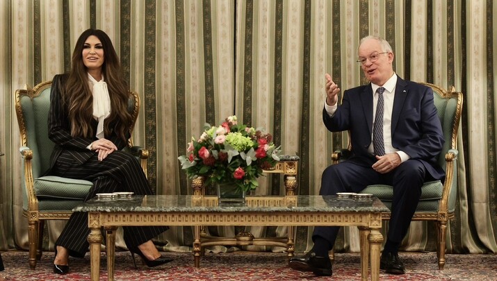 Η νέα Πρέβης των ΗΠΑ Κίμπερλι Γκιλφόιλ και ο Πρόεδρος της Δημοκρατίας Κωνσταντίνος Τασούλας. Φωτογραφία: orthodoxianewsagency.gr