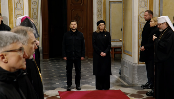 Ζελένσκι με τη σύζυγό του και τον Ερμάκ στον Καθεδρικό Ναό Κοίμησης της Θεοτόκου της Λαύρας. Φωτογραφία: ιστοσελίδα του Γραφείου του Ουκρανού Προέδρου