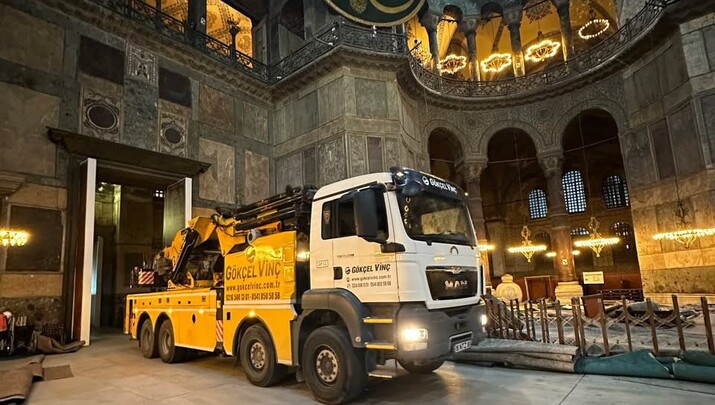 Βαρέα οχήματα εντός της Αγιάς Σοφιάς - Φωτογραφία: orthodoxianewsagency.gr