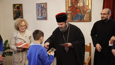 Μαθητές σχολείου έψαλλαν τα κάλαντα στον Αρχιεπίσκοπο Αλβανίας (ΦΩΤΟ)