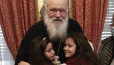 Χριστουγεννιάτικα Κάλαντα και ευχές στον Αρχιεπίσκοπο (ΦΩΤΟ)