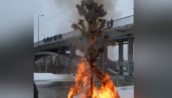 Στα Θεοφάνεια με το νέο ημερολόγιο στο Κίεβο έκαψαν πανηγυρικά το διδούχ