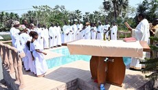 Μαζικές βαπτίσεις γιορτάζονται σε όλο τον κόσμο αυτόν τον μήνα