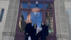 Από τη Vogue στην Ορθοδοξία: Η Carine Roitfeld βαπτίστηκε στο Παρίσι