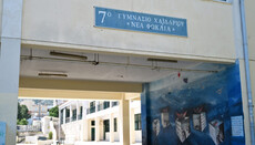 Επίσκεψη υπουργού Παιδείας στη τραυματία μαθήτρια από το Χαϊδάρι