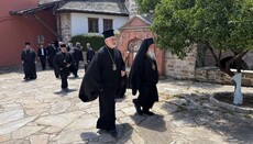 Ο Αρχ. Ελπιδοφόρος στην Ι.Μ.Ξενοφώντος με φοιτητές της Θεολογικής Σχολής