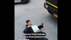 Ιερέας ξάπλωσε στο οδόστρωμα μπροστά σε άρμα του Thessaloniki Pride