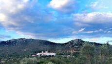 Πλήθος πιστών στη Χρυσολεόντισσα Αίγινας με τον Μητροπολίτη Εφραίμ