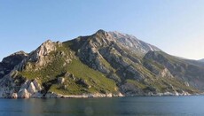 Στα 2.033 μέτρα δεσπόζει ο Ναός της Μεταμορφώσεως στον Άθω