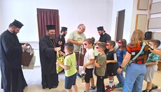 Ο Μητροπολίτης Μαρωνείας διένειμε σχολικά είδη σε μαθητές Δημοτικών