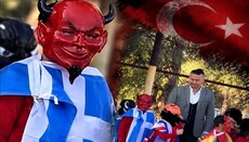 Παιδί με ελληνική σημαία και μάσκα διαβόλου σε σχολείο στην Τουρκία