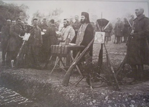 Ιερέας ευλογεί τα όπλα στο μέτωπο το 1940