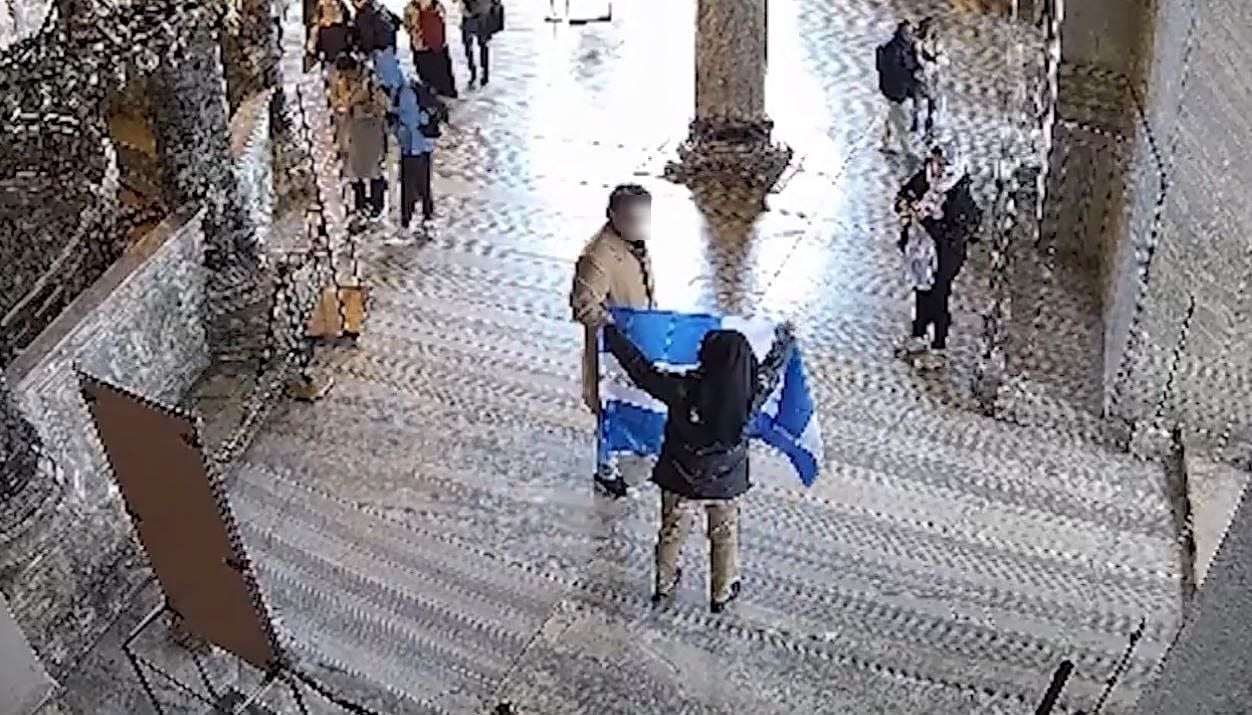 Σύλληψη δυο  προσκυνητών, στην Αγία Σοφία στην Κωνσταντινούπολη - μια φωτογραφία 1