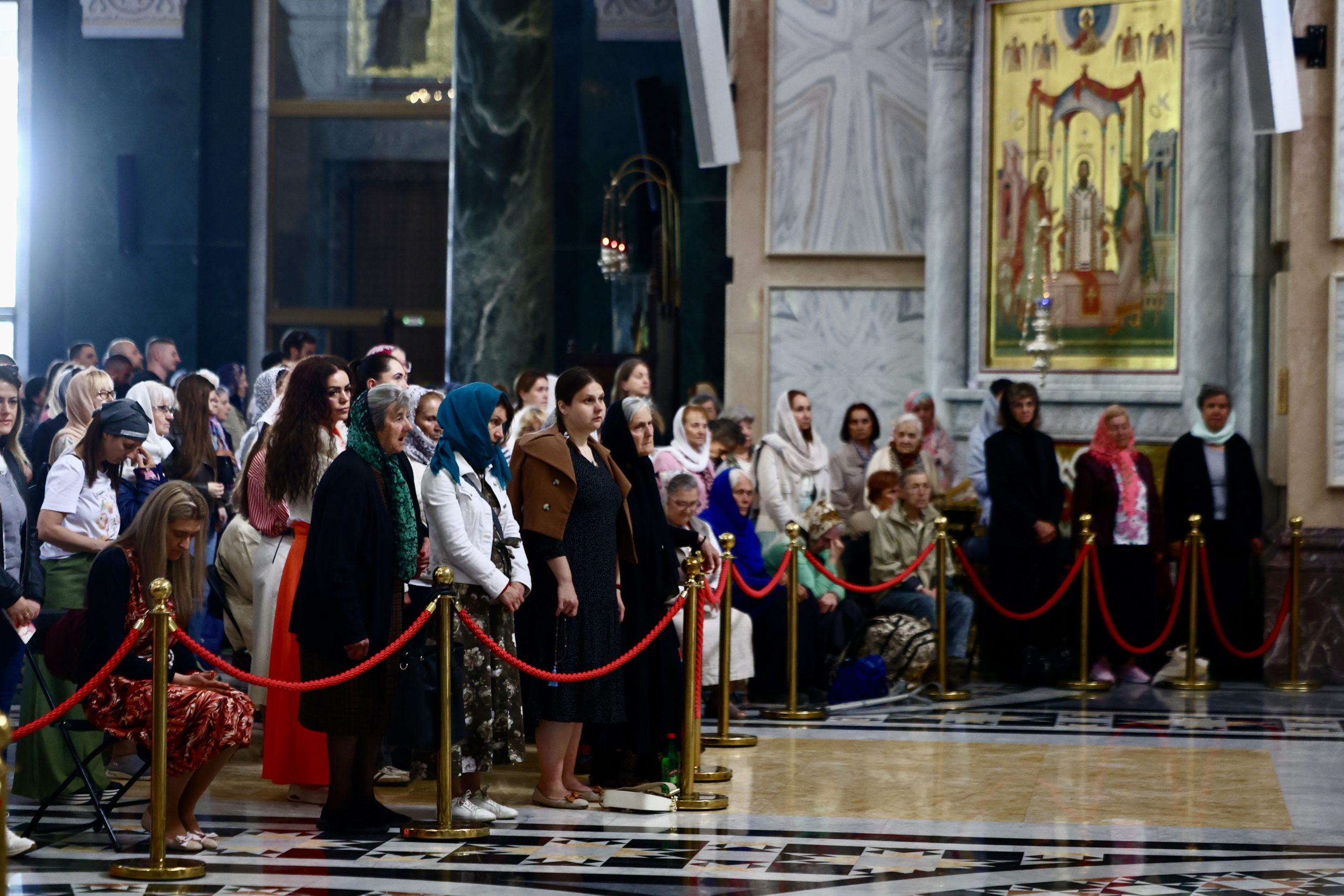 Ουρές επτά ωρών στον Άγιο Σάββα Βελιγραδίου για την Τιμία Ζώνη - μια φωτογραφία 2
