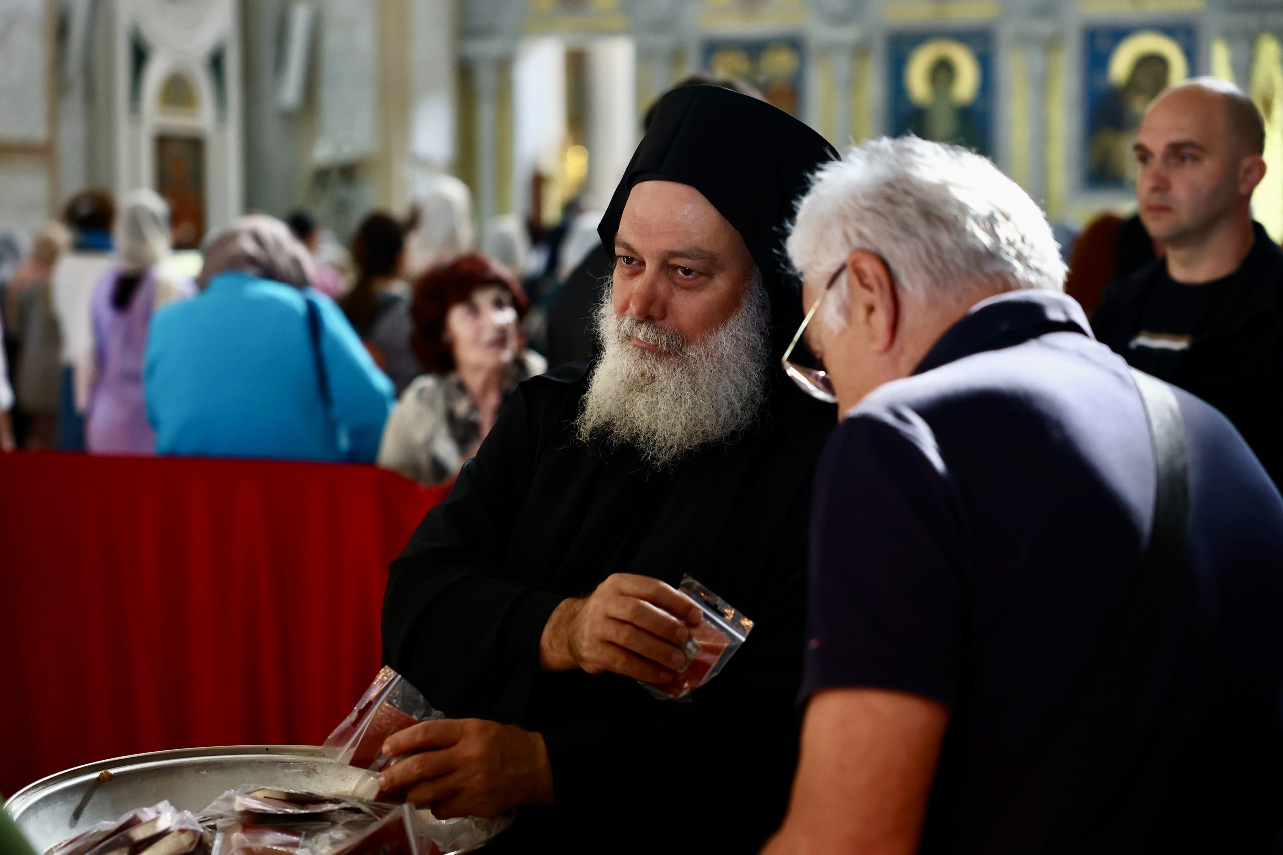 Ουρές επτά ωρών στον Άγιο Σάββα Βελιγραδίου για την Τιμία Ζώνη - μια φωτογραφία 10