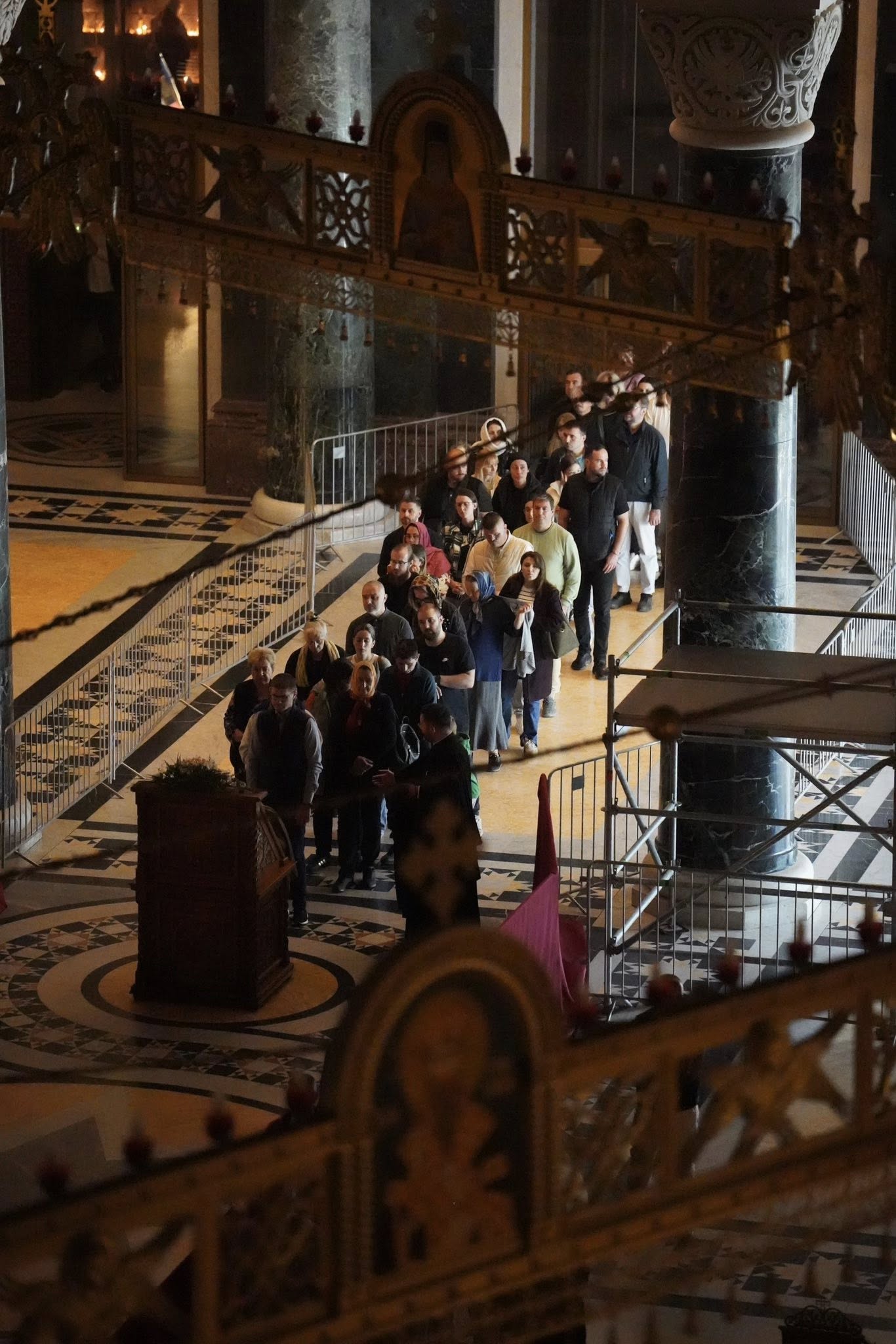 Ουρές επτά ωρών στον Άγιο Σάββα Βελιγραδίου για την Τιμία Ζώνη - μια φωτογραφία 13