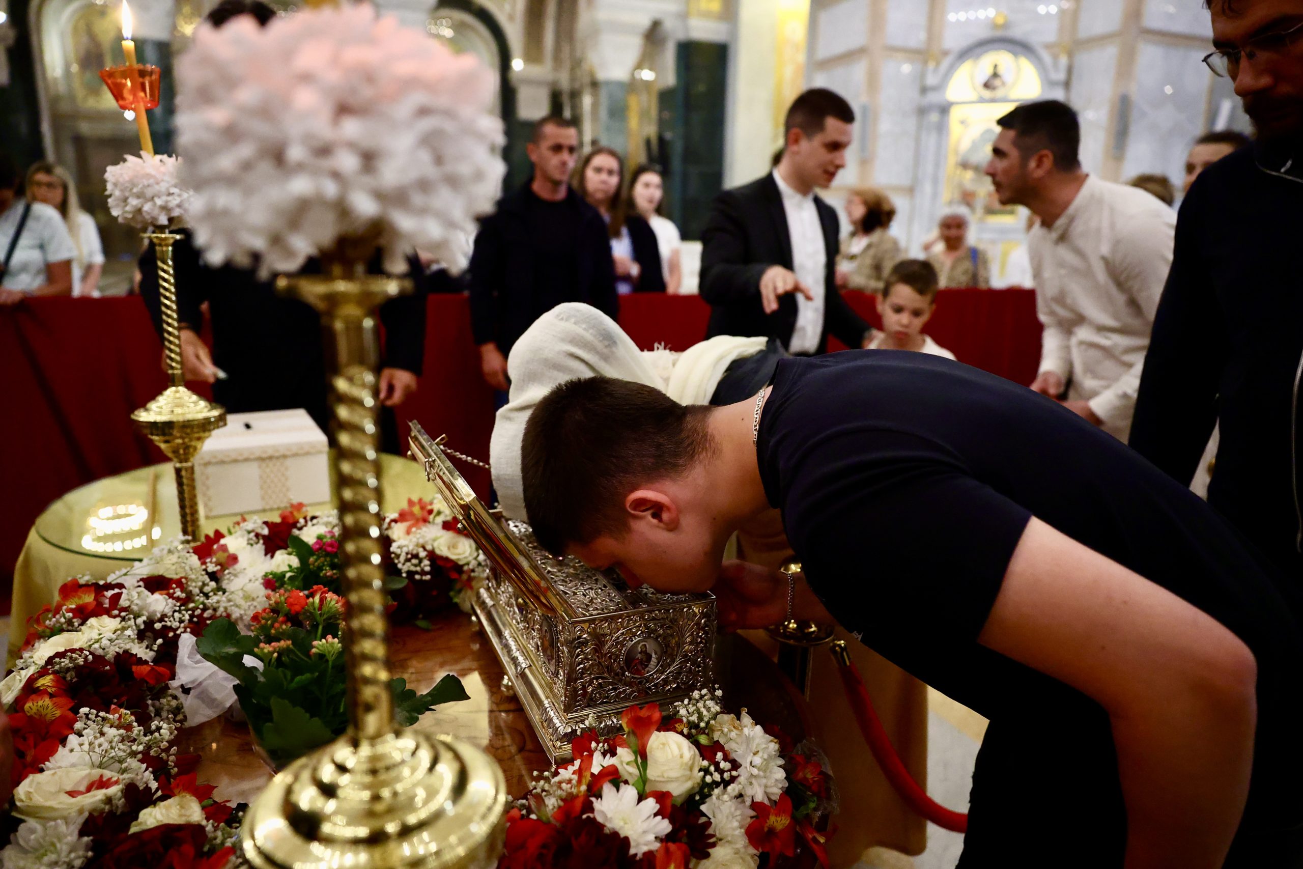 Ουρές επτά ωρών στον Άγιο Σάββα Βελιγραδίου για την Τιμία Ζώνη - μια φωτογραφία 14