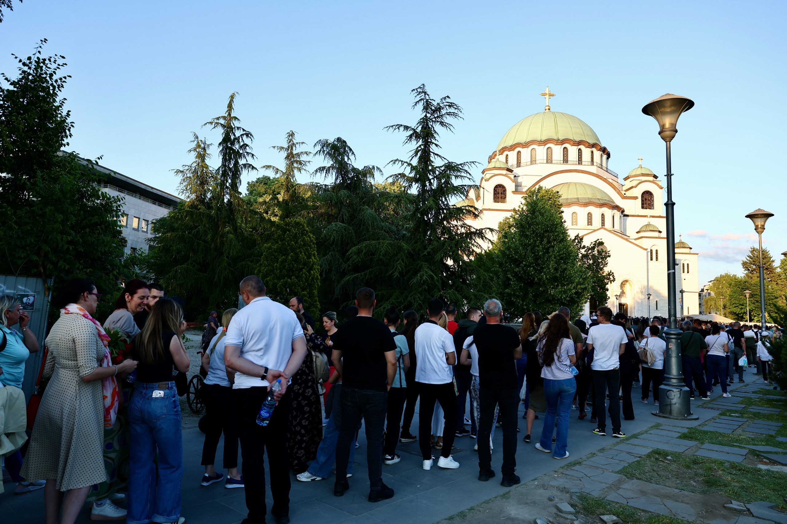 Ουρές επτά ωρών στον Άγιο Σάββα Βελιγραδίου για την Τιμία Ζώνη - μια φωτογραφία 16