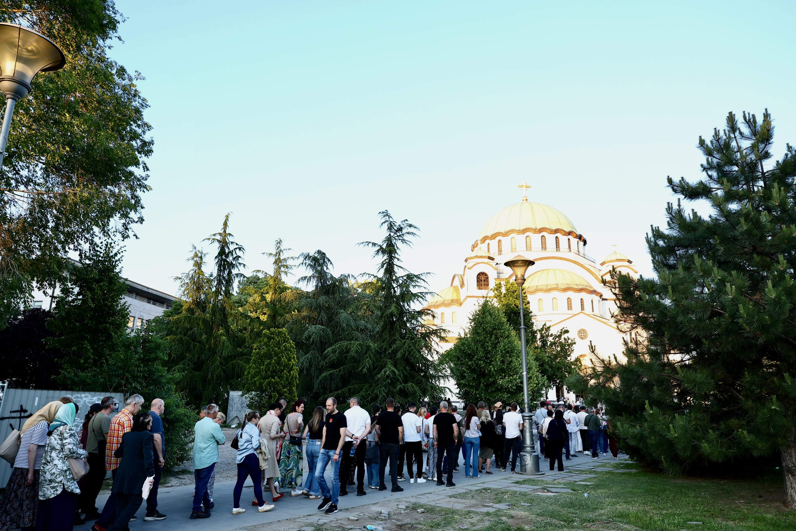 Ουρές επτά ωρών στον Άγιο Σάββα Βελιγραδίου για την Τιμία Ζώνη - μια φωτογραφία 17