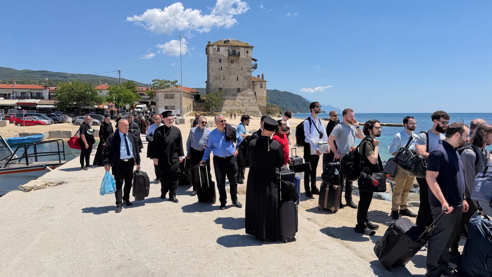 Ο Αρχ. Ελπιδοφόρος στην Ι.Μ.Ξενοφώντος με φοιτητές της Θεολογικής Σχολής - μια φωτογραφία 1