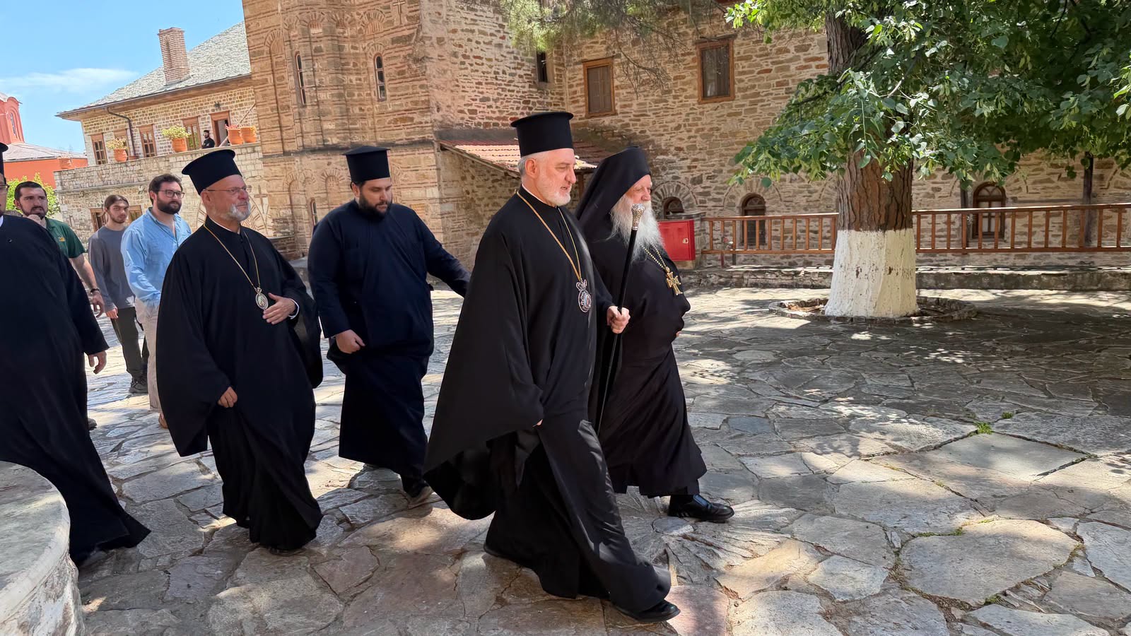 Ο Αρχ. Ελπιδοφόρος στην Ι.Μ.Ξενοφώντος με φοιτητές της Θεολογικής Σχολής - μια φωτογραφία 3