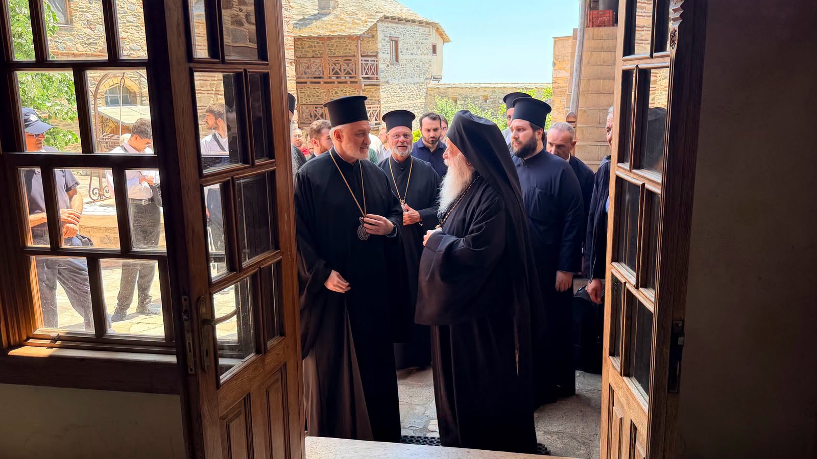 Ο Αρχ. Ελπιδοφόρος στην Ι.Μ.Ξενοφώντος με φοιτητές της Θεολογικής Σχολής - μια φωτογραφία 5
