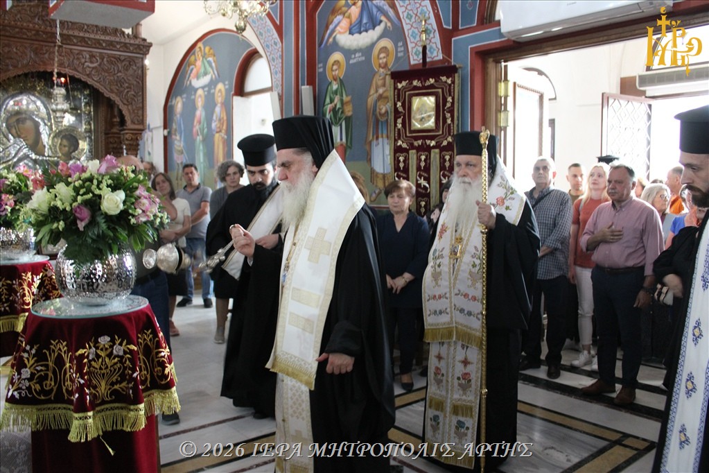 Υποδοχή ιερών λειψάνων στον ναό Αγίου Μαξίμου του Γραικού στην Άρτα - μια φωτογραφία 2