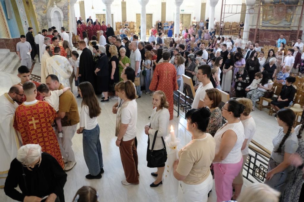 Αρχιεπίσκοπος Αλβανίας Ιωάννης: Θεία Λειτουργία της Πεντηκοστής στα Τίρανα - μια φωτογραφία 4