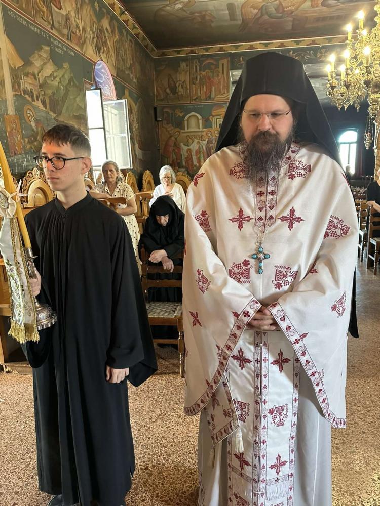 Θεία Λειτουργία του Μητροπολίτη Δανιήλ στην Καισαριανή - μια φωτογραφία 4