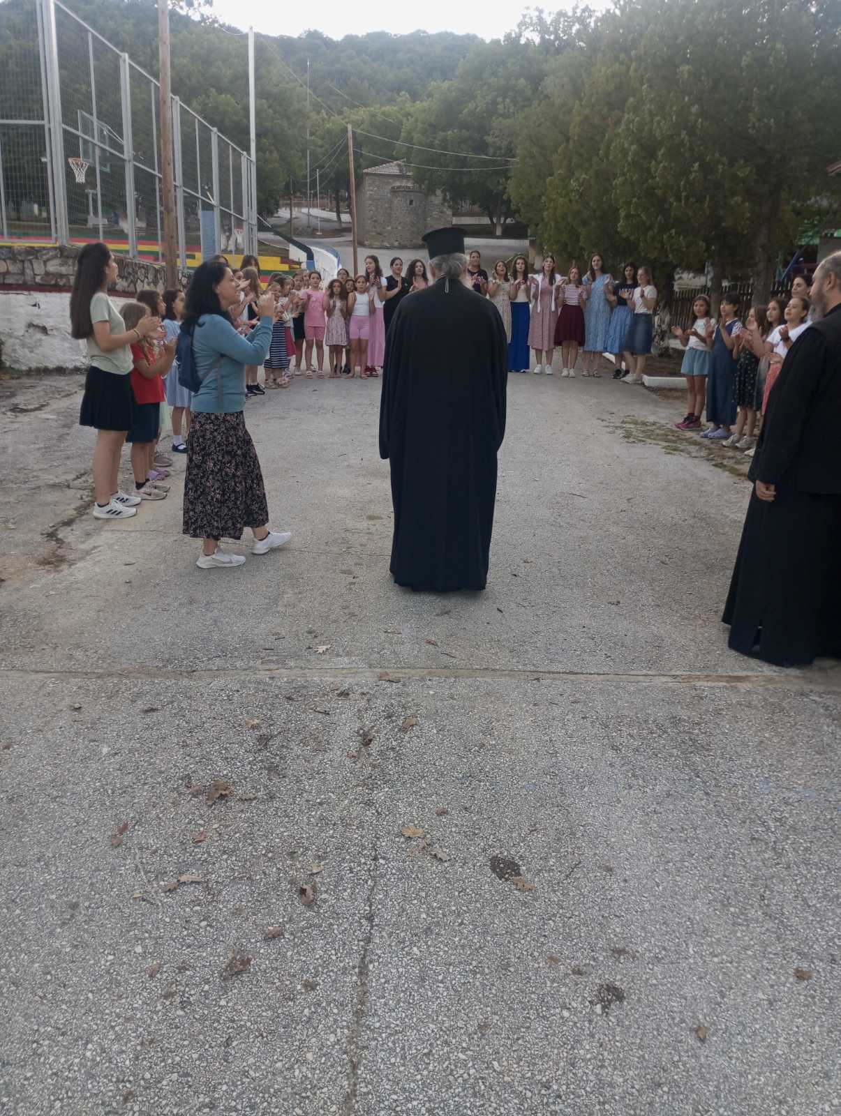 Επίσκεψη στην κατασκήνωση της Μητρόπολης Φλωρίνης - μια φωτογραφία 1