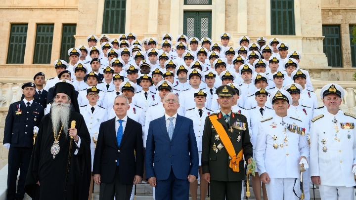 Ο Πειραιώς Σεραφείμ στην ορκωμοσία σημαιοφόρων του Πολεμικού Ναυτικού - μια φωτογραφία 1