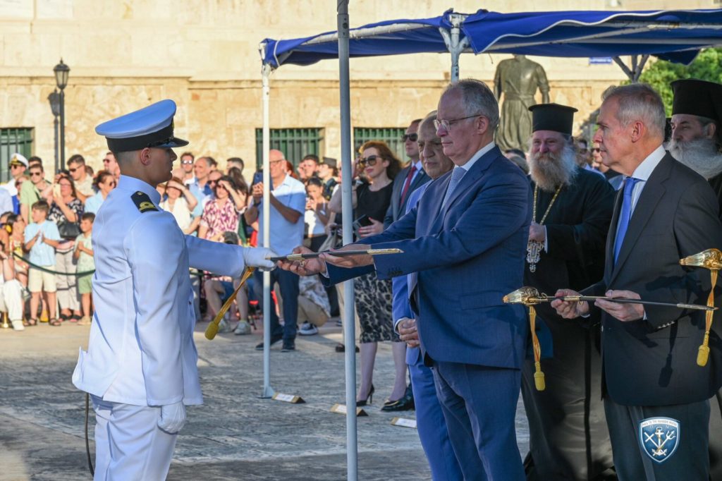 Ο Πειραιώς Σεραφείμ στην ορκωμοσία σημαιοφόρων του Πολεμικού Ναυτικού - μια φωτογραφία 2
