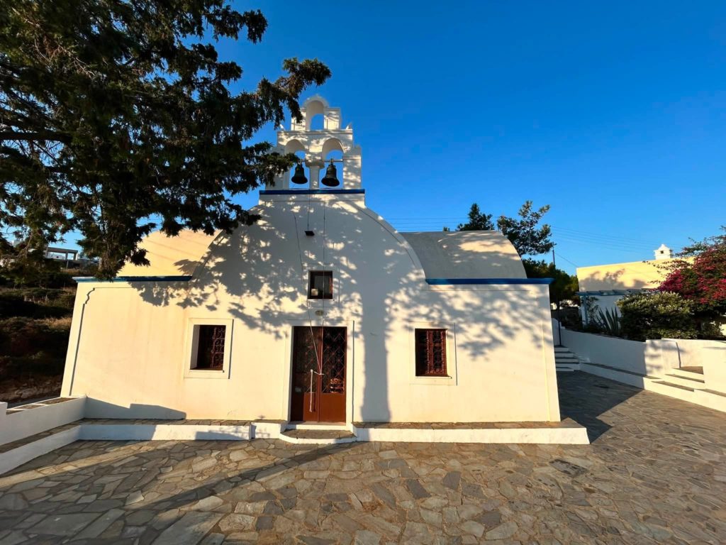 Θεία Λειτουργία στην Ηρακλειά τέλεσε ο Μητροπολίτης Θήρας Αμφιλόχιος - μια φωτογραφία 1
