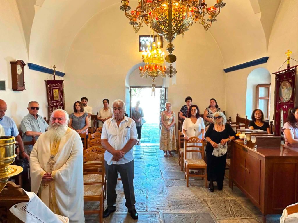 Θεία Λειτουργία στην Ηρακλειά τέλεσε ο Μητροπολίτης Θήρας Αμφιλόχιος - μια φωτογραφία 2