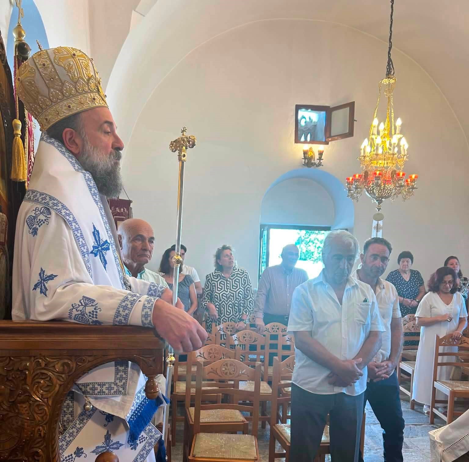 Θεία Λειτουργία στην Ηρακλειά τέλεσε ο Μητροπολίτης Θήρας Αμφιλόχιος - μια φωτογραφία 3