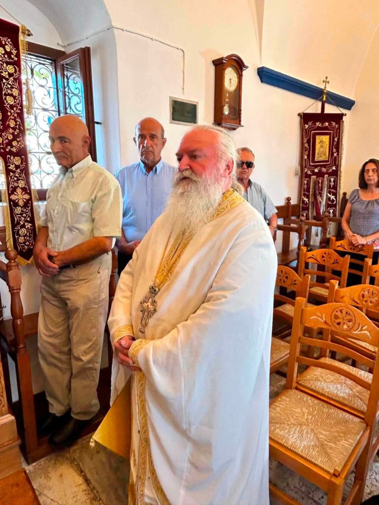 Θεία Λειτουργία στην Ηρακλειά τέλεσε ο Μητροπολίτης Θήρας Αμφιλόχιος - μια φωτογραφία 5
