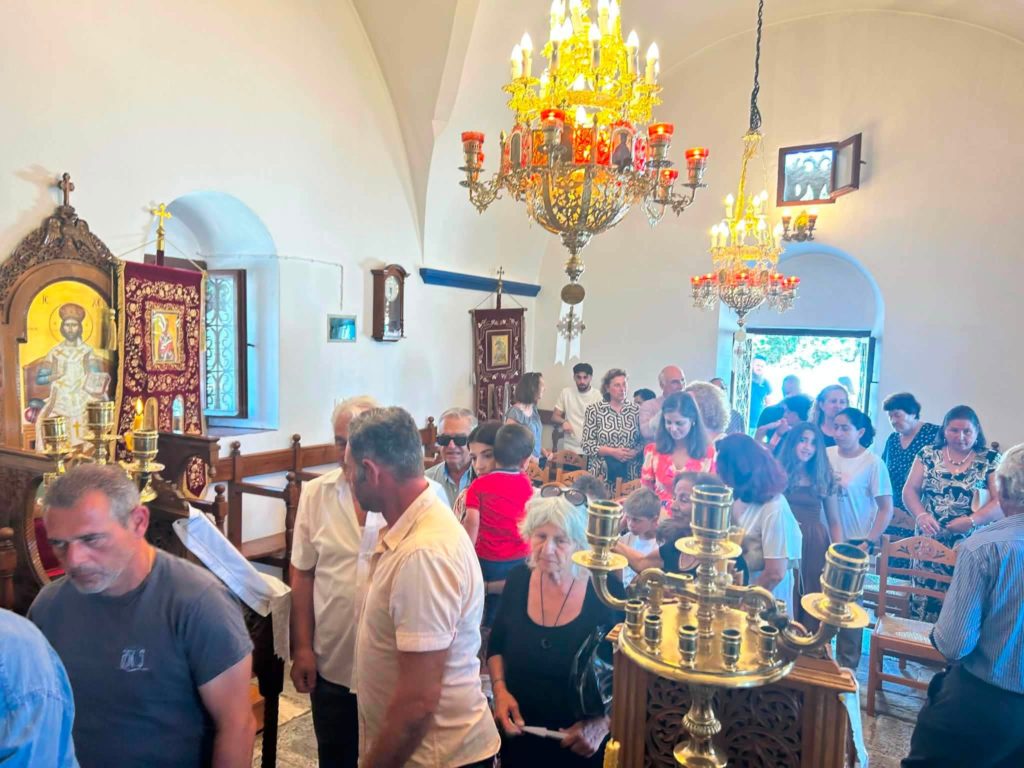 Θεία Λειτουργία στην Ηρακλειά τέλεσε ο Μητροπολίτης Θήρας Αμφιλόχιος - μια φωτογραφία 9