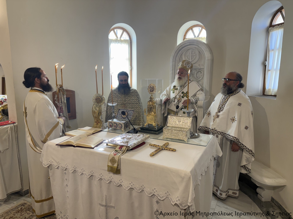 Αρχιερατική Θεία Λειτουργία και ετήσιο μνημόσυνο στη Μητρόπολη Ιεράπετρας - μια φωτογραφία 3