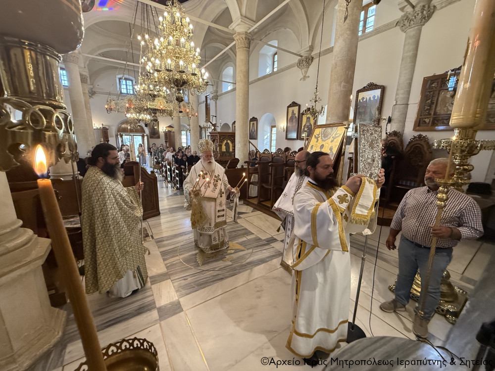 Αρχιερατική Θεία Λειτουργία και ετήσιο μνημόσυνο στη Μητρόπολη Ιεράπετρας - μια φωτογραφία 4