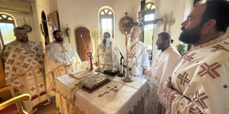 Αρχιερατική Θεία Λειτουργία στους Αγίους Αναργύρους Μύρτου Ιεράπετρας - μια φωτογραφία 1