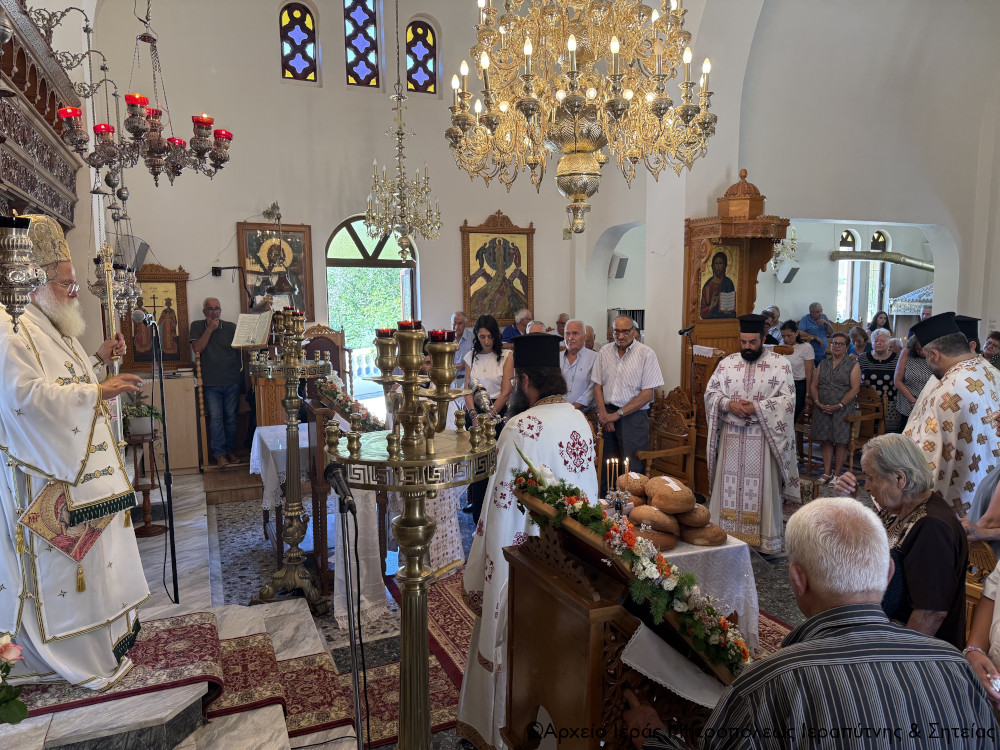 Αρχιερατική Θεία Λειτουργία στους Αγίους Αναργύρους Μύρτου Ιεράπετρας - μια φωτογραφία 6