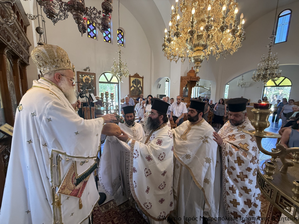 Αρχιερατική Θεία Λειτουργία στους Αγίους Αναργύρους Μύρτου Ιεράπετρας - μια φωτογραφία 7