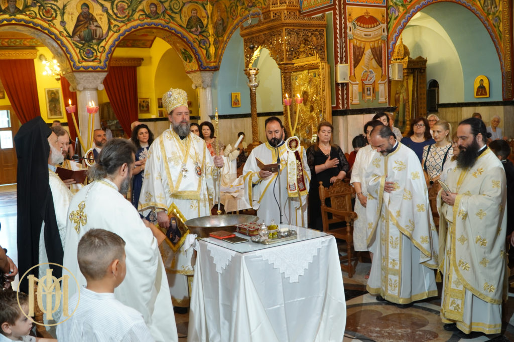 Ο Θεσσαλονίκης Φιλόθεος τέλεσε Βάπτιση κατά τη διάρκεια Θείας Λειτουργίας - μια φωτογραφία 4